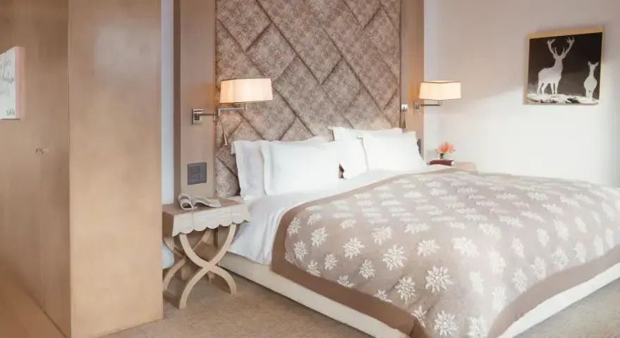 Hochwertiges Doppelbett mit ansprechendem Kopfteil aus gemustertem Stoff