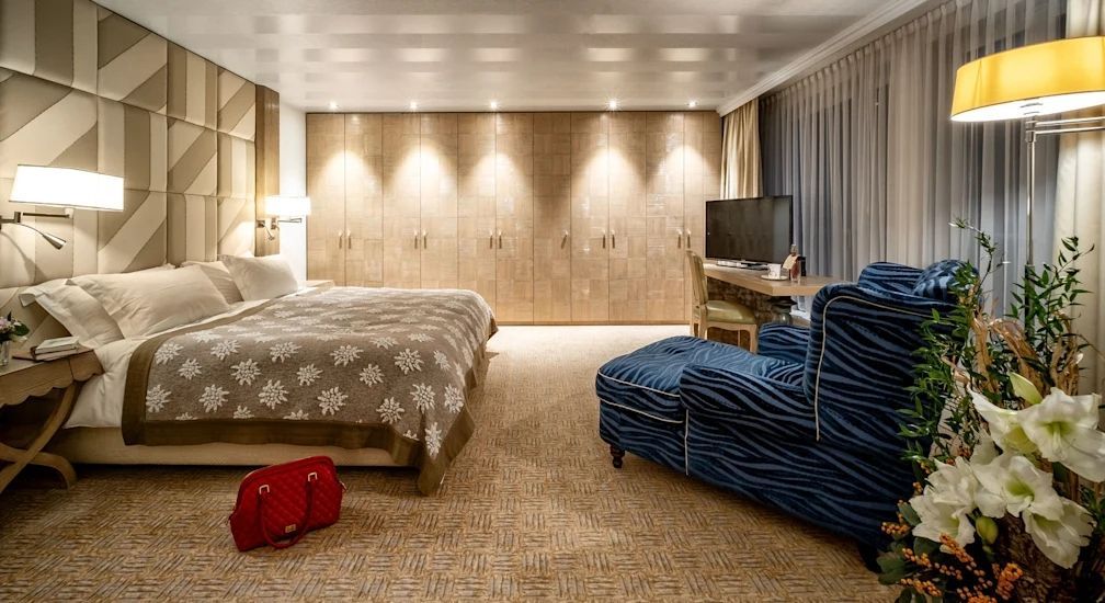 Elegantes Schlafzimmer in der Maisonette Suite mit stilvoller Einrichtung und gemütlichem Sofa