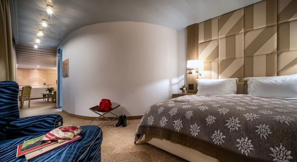 Komfortables Bett und modernes Design in der Maisonette Suite des Tschuggen Grand Hotels
