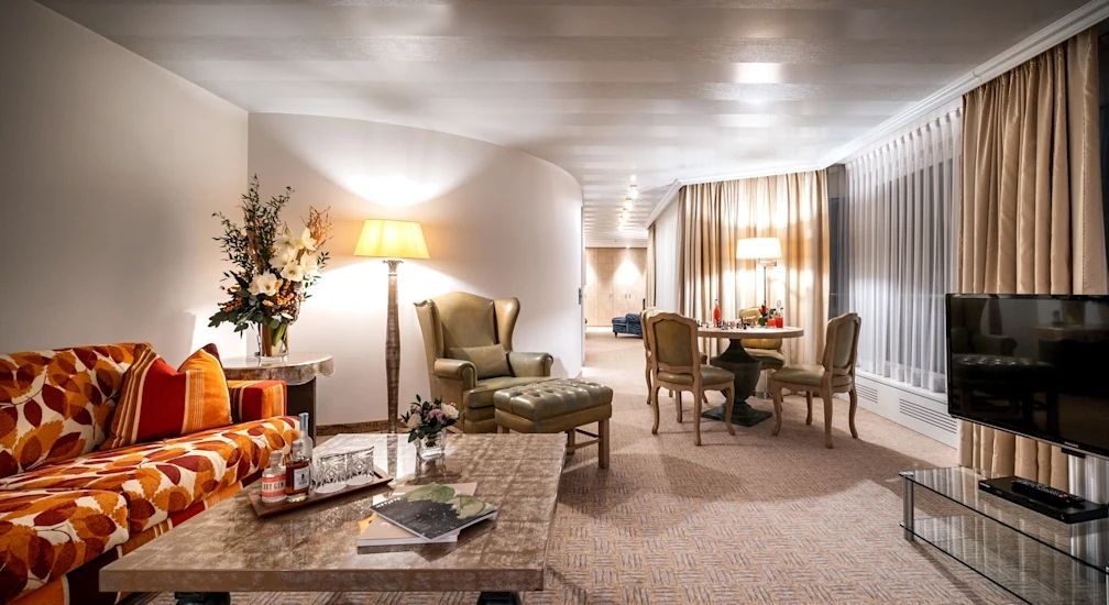 Geräumiger Wohnbereich der Maisonette Suite mit eleganten Möbeln und dezenter Beleuchtung