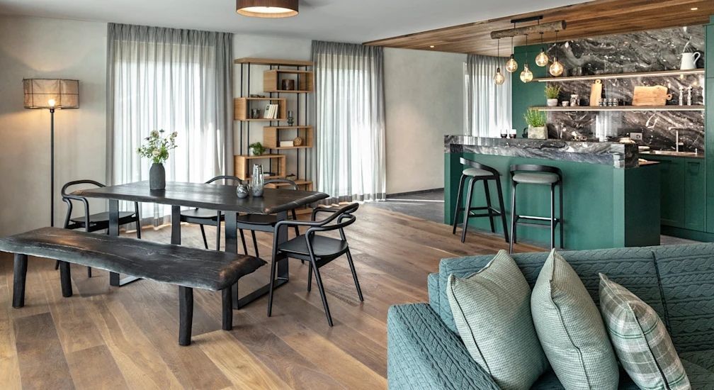 Geräumiges Wohnzimmer mit modernem Dekor und offener Atmosphäre