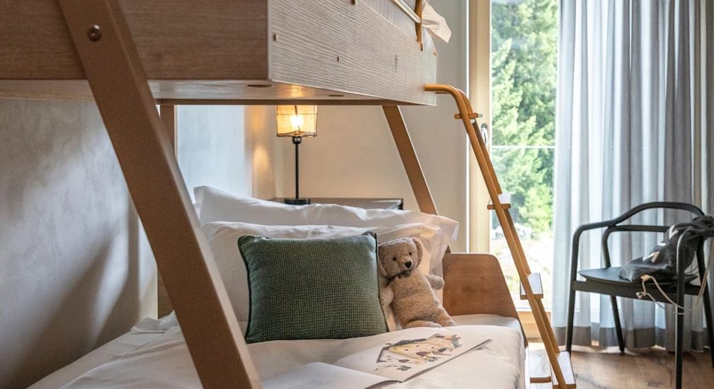 Gemütliches Kinderzimmer mit Hochbett und weichen Kissen