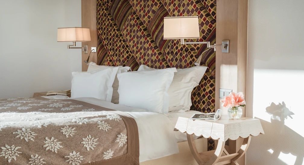 Luxuriöses Hotelzimmer mit elegantem Bett und stilvollen Lampen