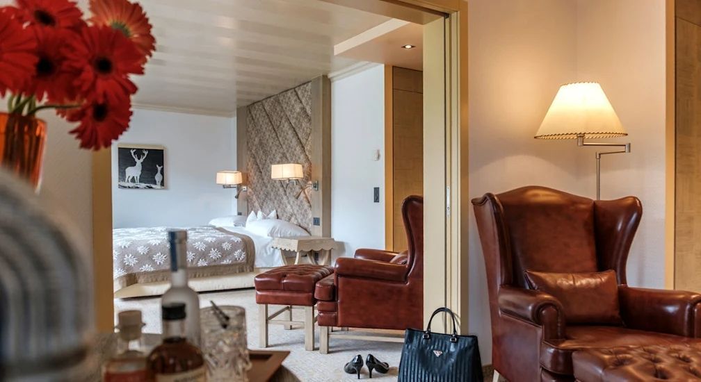 Luxussuite mit Sitzbereich und Ausblick ins Schlafzimmer