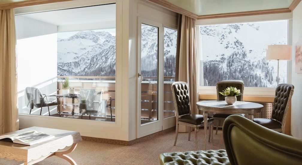 Suite mit Balkon und atemberaubender Aussicht auf die verschneite Bergwelt
