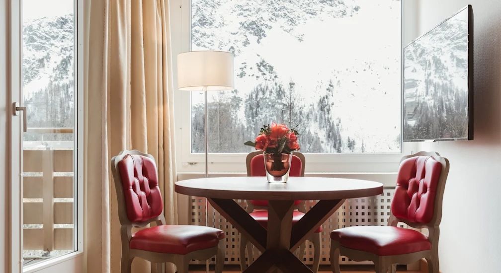 Einladender Essbereich in der Suite mit Blumen und natürlichen Materialien
