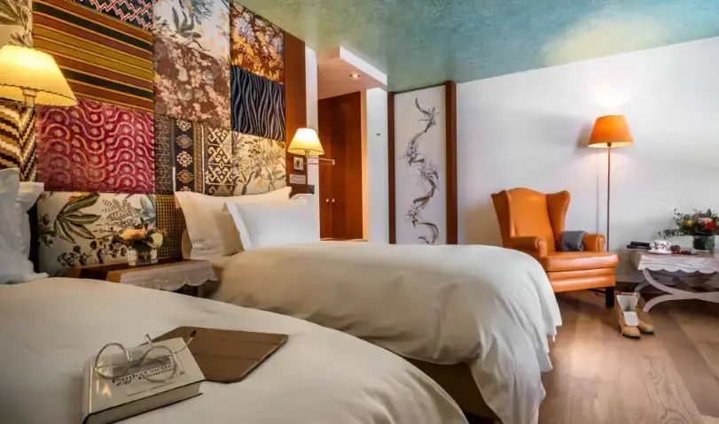 Komfortables Doppelzimmer mit zwei Einzelbetten und stilvoller Wanddekoration