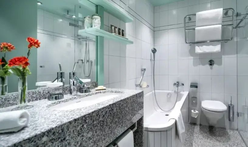 Modernes Badezimmer mit Marmorboden und Badewanne im Tschuggen Grand Hotel