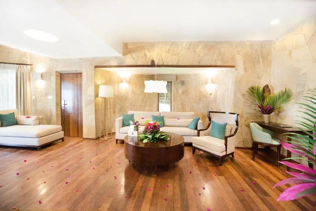 Lounge mit edlen Möbeln und floralen Akzenten im eleganten Design