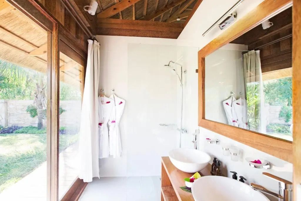 Modernes Badezimmer mit Doppelwaschbecken und großzügiger Dusche