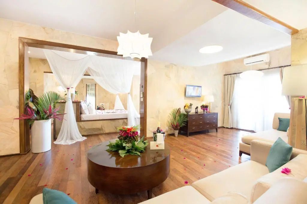 Elegantes Doppelzimmer mit Himmelbett und Holzboden im Tulia Zanzibar Resort