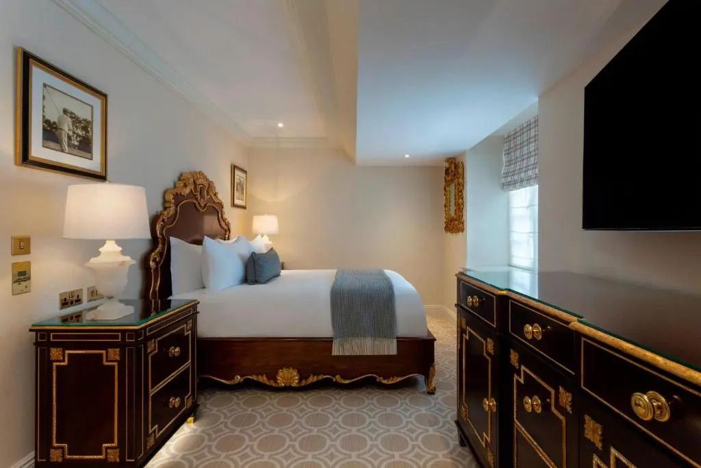 Gepflegtes Deluxe Doppelzimmer mit klassischem Dekor und komfortablem Bett