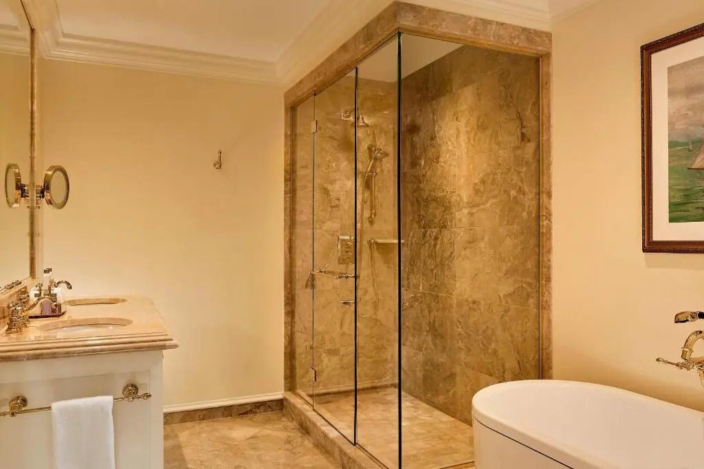 Edles Badezimmer mit großer Marmordusche und eleganter Einrichtung