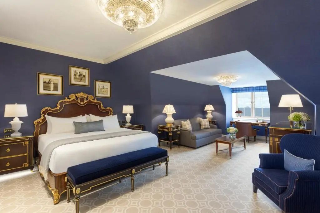 Luxuriöse Suite mit großen Fenstern und eleganter Einrichtung im Trump Turnberry