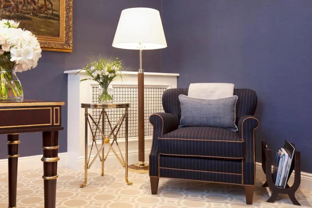 Gemütliche Sitzecke mit Sessel und Tisch in einer luxuriösen Suite
