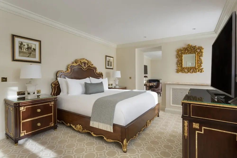 Premium Doppelzimmer mit kunstvoll verziertem Holz-Doppelbett und goldenen Details