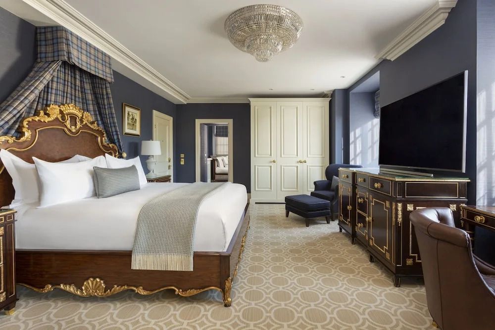 Geräumiges Premiumzimmer mit dunklen Wänden und luxuriösem Mobiliar
