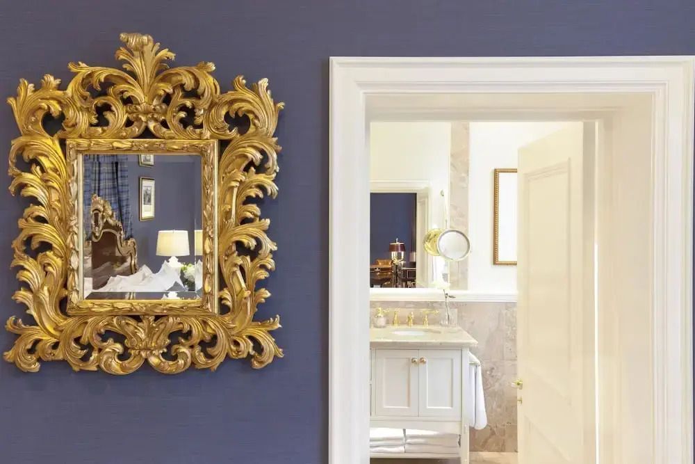 Vergoldeter Spiegelrahmen im luxuriösen Schlafzimmer