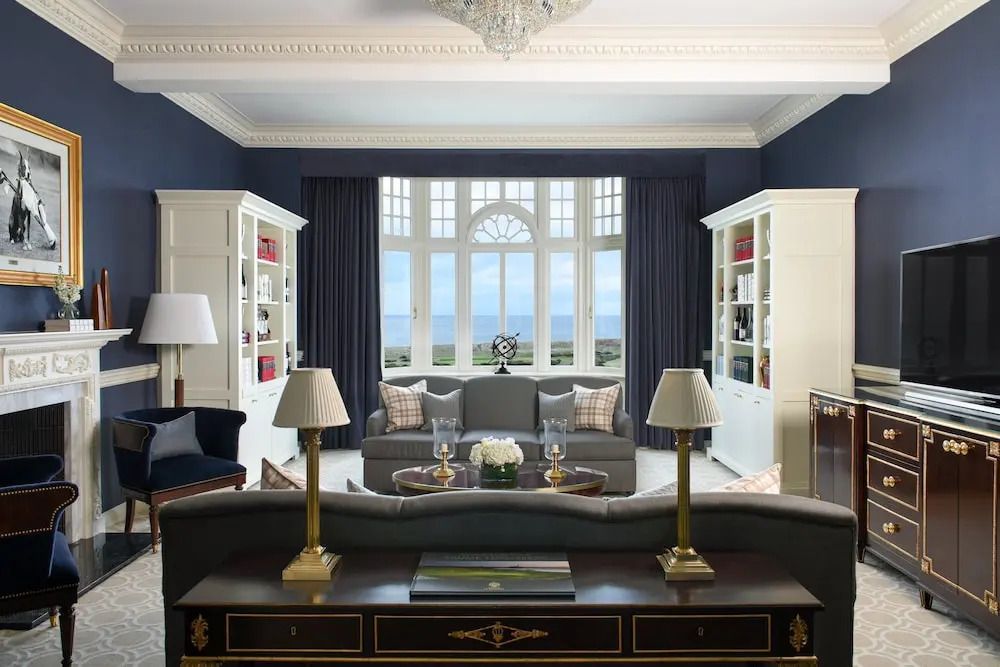 Elegantes Wohnzimmer mit großen Fenstern und Meerblick, klassische Einrichtung