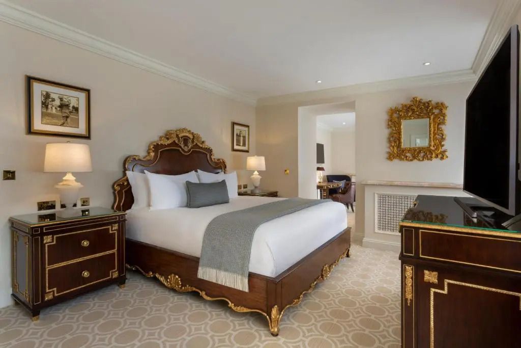 Helles Schlafzimmer mit großem Bett und klassischer Einrichtung