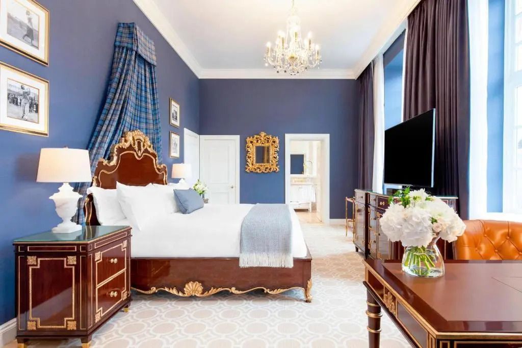 Geräumiges Schlafzimmer mit blauen Akzenten und luxuriöser Ausstattung