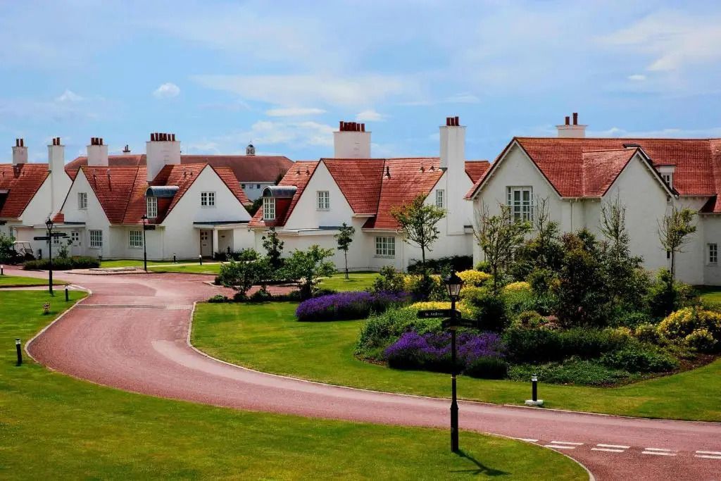 Charmante Cottages in einer gepflegten Landschaft im Hotel Trump Turnberry Scotland.