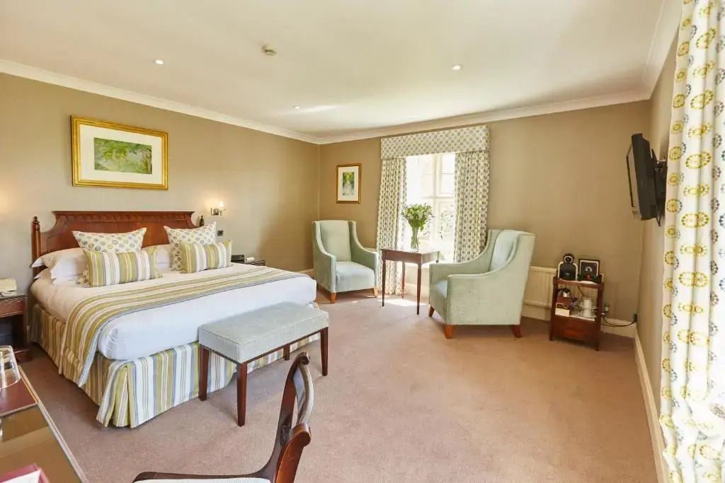 Geräumiges Hotelzimmer mit Sitzbereich und elegantem Dekor