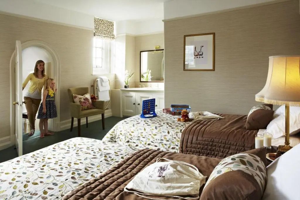 Gemütliches Zimmer mit zwei Betten und verspielter Dekoration