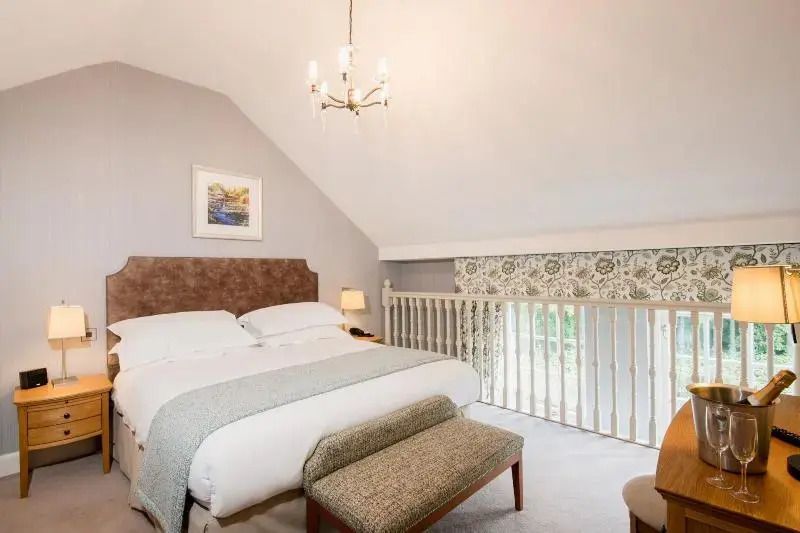 Gemütlicher Schlafzimmerbereich in der Superior Suite mit Doppelbett