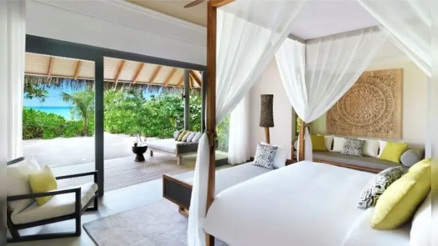 Offenes Schlafzimmer mit Blick auf private Terrasse und Garten