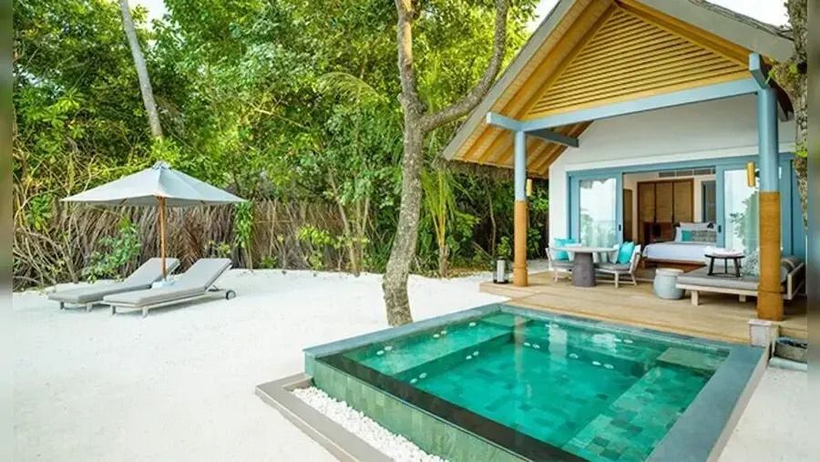 Privater Pool umgeben von natürlicher Vegetation und einer Terrasse.