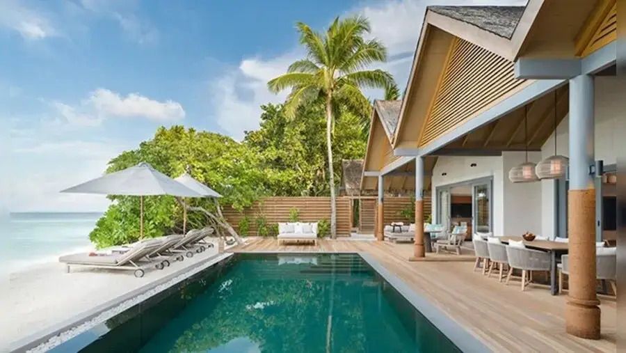 Geräumige Villa mit privatem Pool und entspannender Terrasse im Grünen.