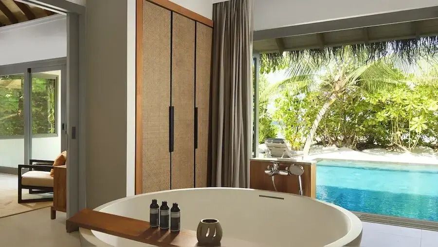 Freistehende Badewanne im modernen Badezimmer mit Blick aus dem Fenster in Vakkaru Maldives.
