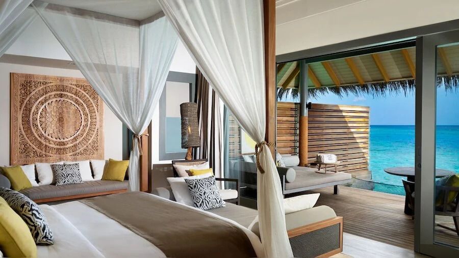 Innenansicht der Villa mit Himmelbett und Zugang zu Balkon mit Meerblick