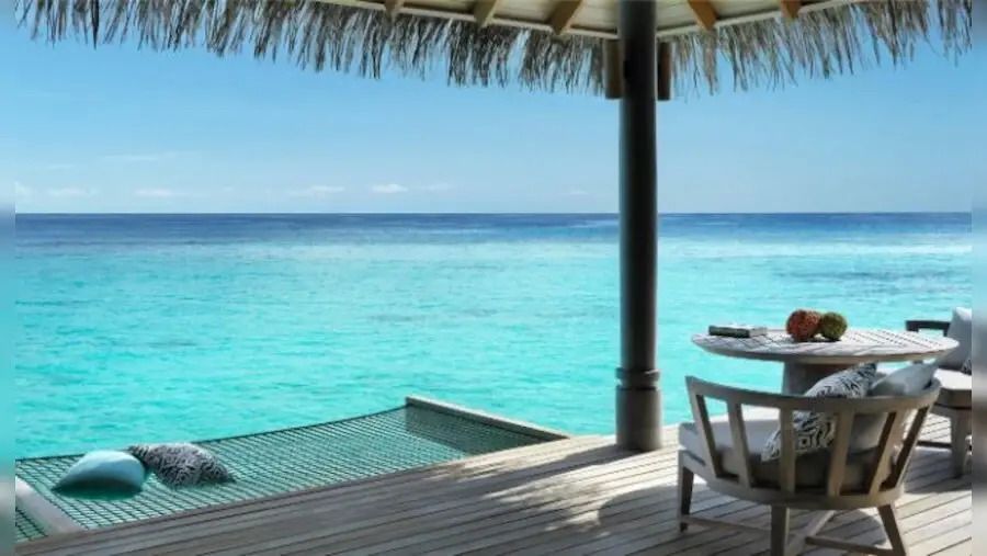 Sonnendeck mit Sitzmöglichkeiten und Blick auf das endlose azurblaue Meer