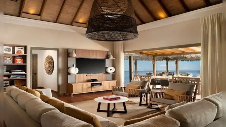Modernes Wohnzimmer einer Over Water Suite mit Blick auf das Meer