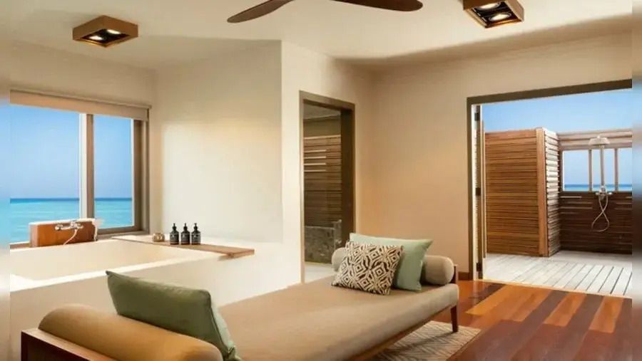 Elegantes Badezimmer in der Over Water Suite mit direktem Meerzugang