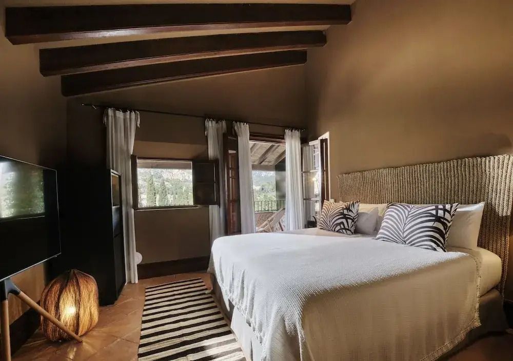 Helles Schlafzimmer im Deluxe Zimmer mit großem Bett und natürlichem Licht.
