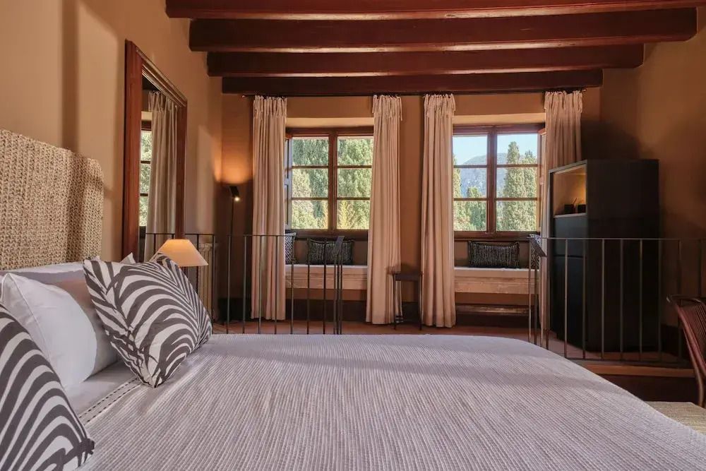 Geräumiges Premium Zimmer mit Holzbalkendecke und weichen Betten mit Kissen