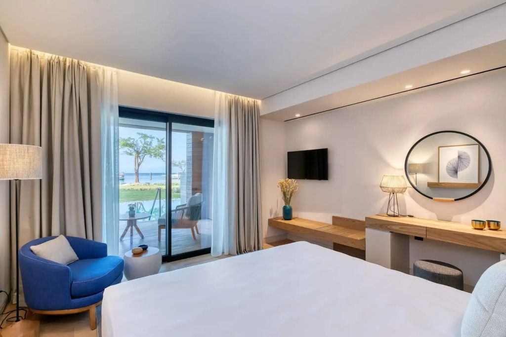 Helles Zimmer mit großem Bett, Blick auf Terrasse und Meer