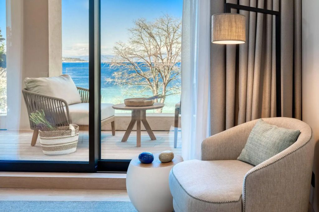 Gemütliche Sitzecke mit Aussicht auf die Terrasse und Meer