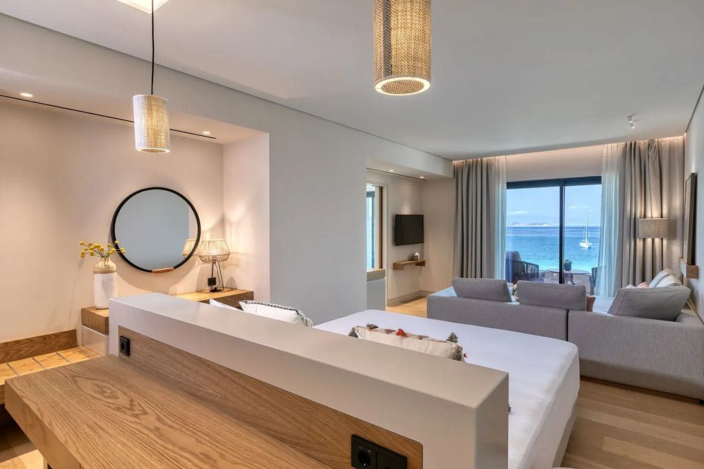 Schlafzimmer mit dekorativen Details und Meerblick