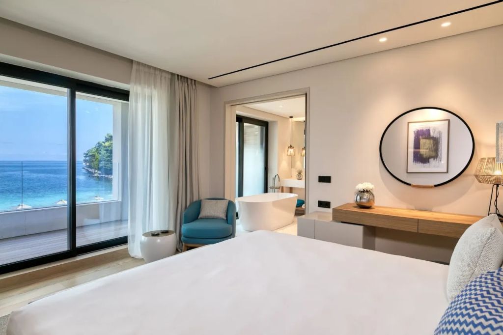Elegante Suite mit Blick auf das Meer, modernes Design und freistehende Badewanne