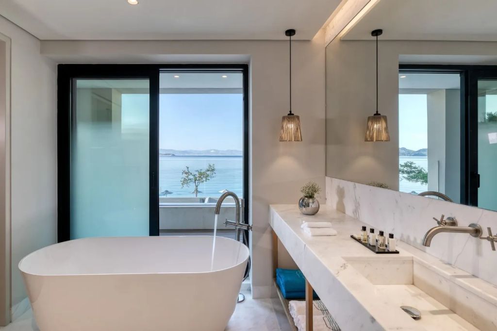 Modernes Badezimmer mit freistehender Badewanne und Meerblick