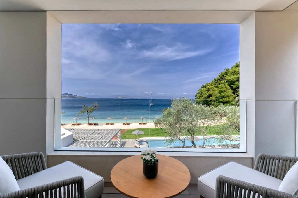 Panoramablick von der Terrasse auf das Meer und grüne Umgebung