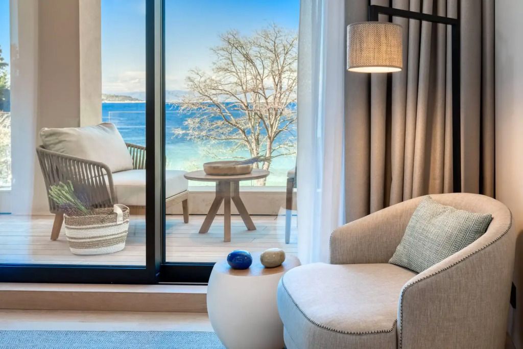 Sitzecke mit direktem Zugang zu Balkon und Meerblick.