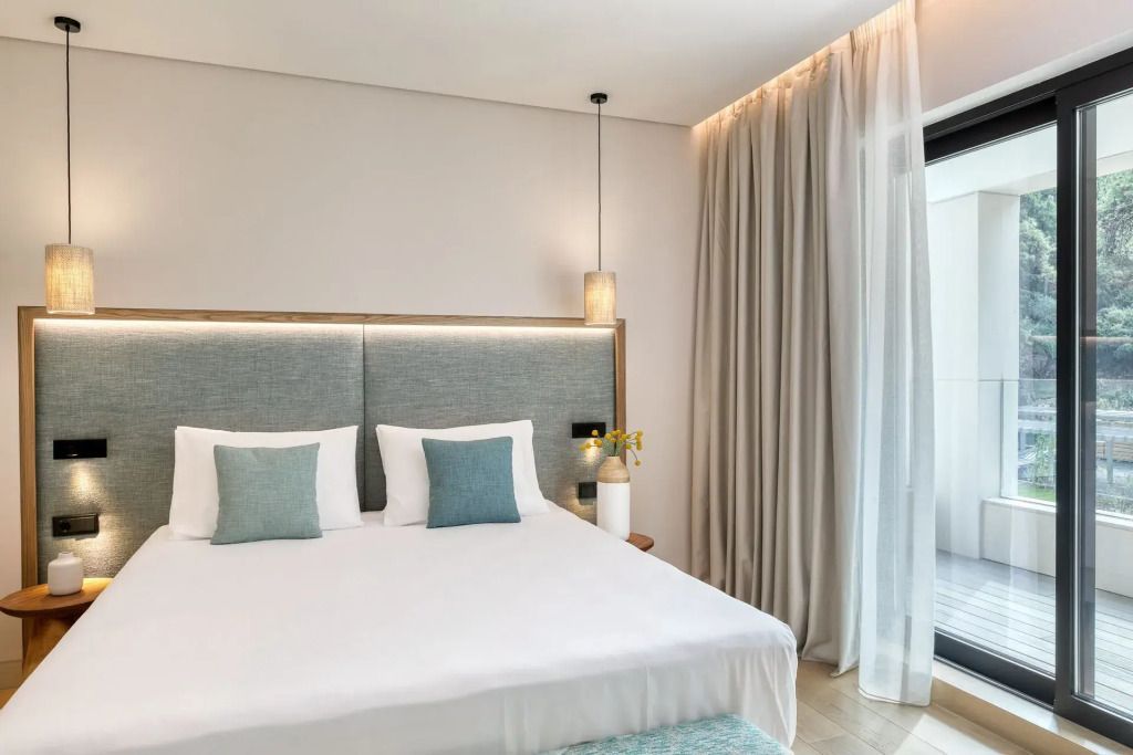 Helles Schlafzimmer mit großem Bett und sanfter Beleuchtung