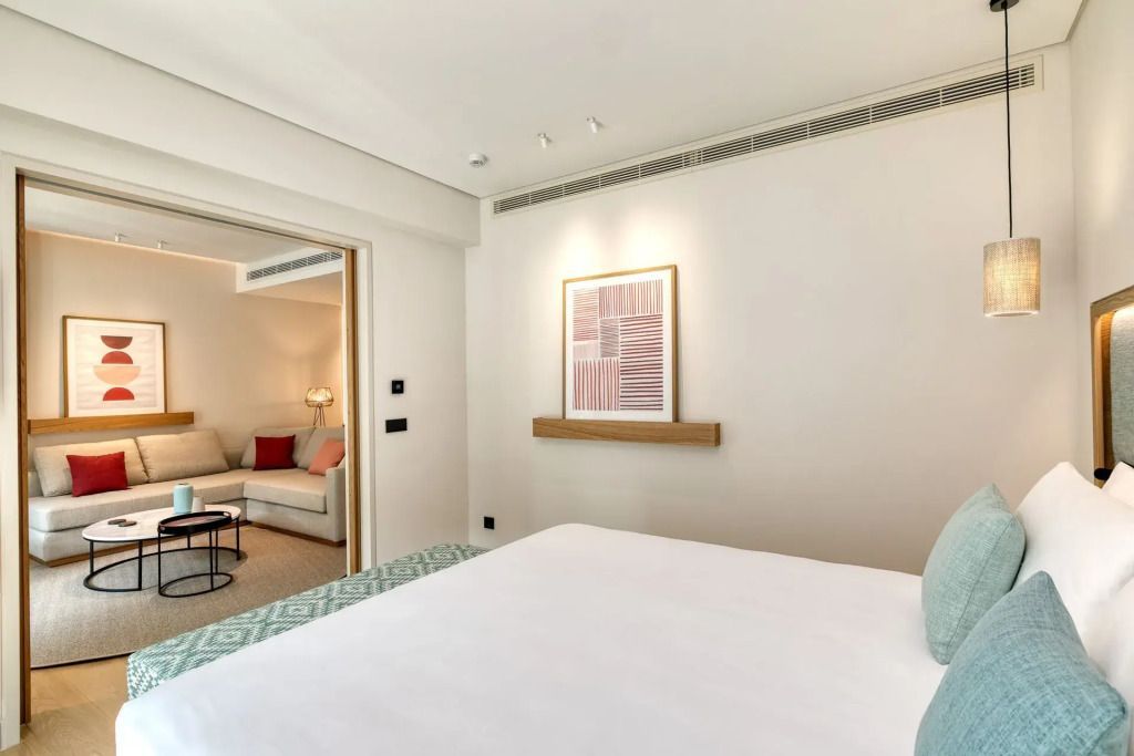 Schlafzimmer mit Blick auf den angrenzenden Wohnbereich