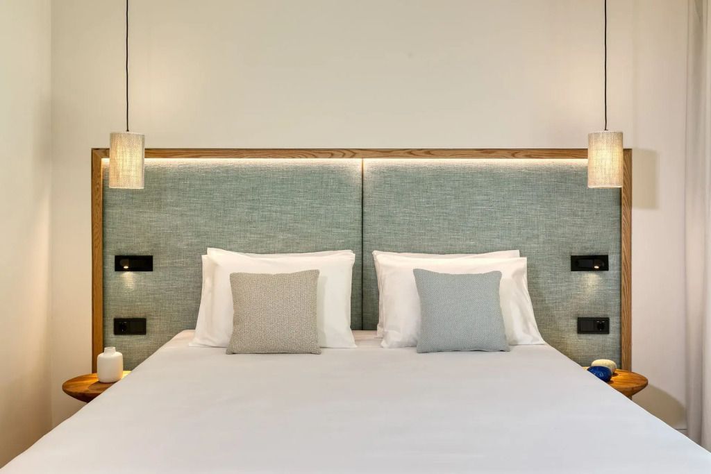 Großes Bett mit eleganten Kissen in einem ruhigen Raum