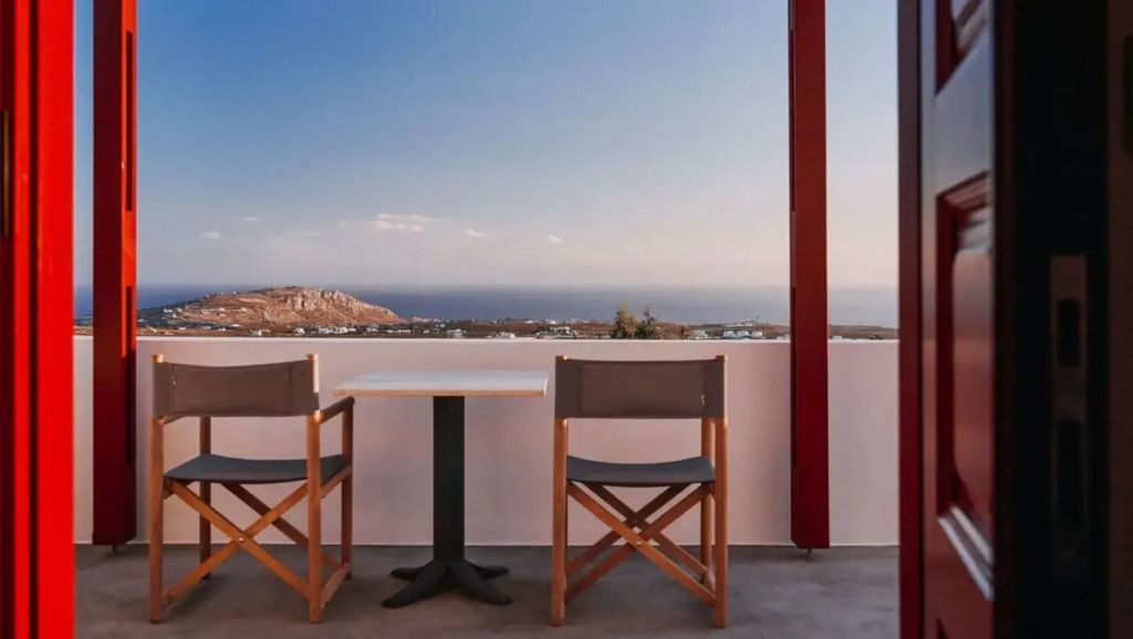Terrasse mit Sitzmöglichkeiten und Panoramablick auf das Meer.